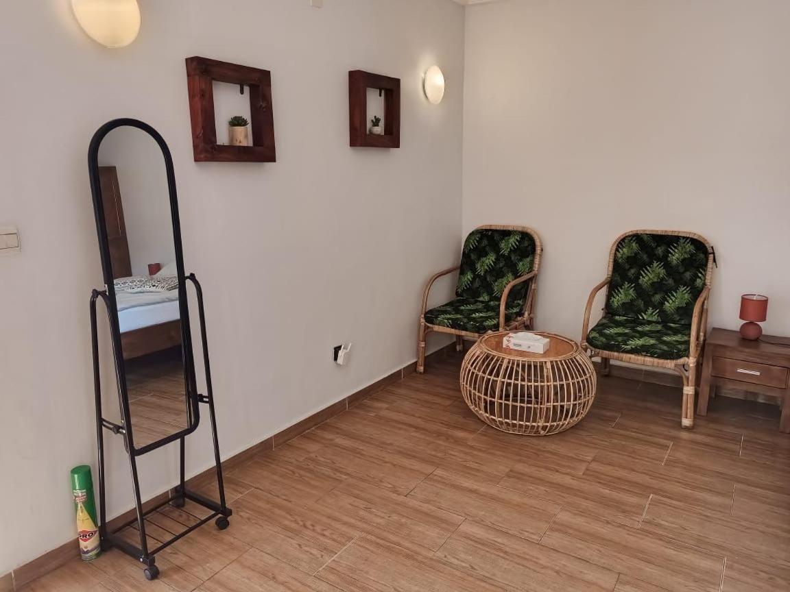 L'Oasis Guesthouse Cotonou Esterno foto