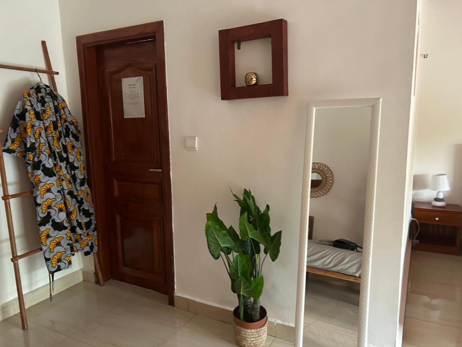 L'Oasis Guesthouse Cotonou Esterno foto
