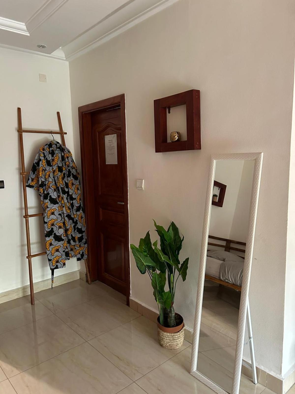 L'Oasis Guesthouse Cotonou Esterno foto